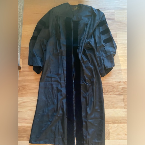 Oak Hall doctoral gown - Picture 1 of 3